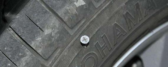 车胎扎了个钉子怎么办补胎还是换