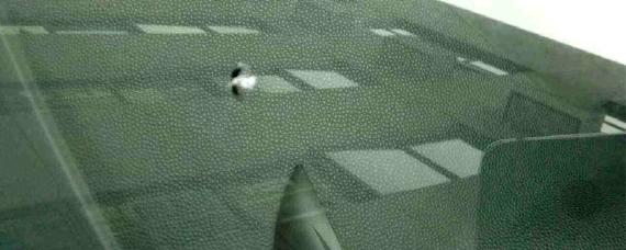 汽车前挡玻璃被石子打了个小坑