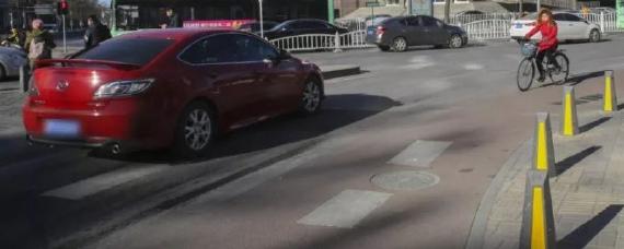 右转被占道停了车怎么右转