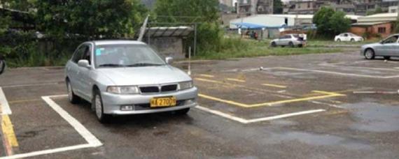 倒车时方向盘向左 车轮向哪边