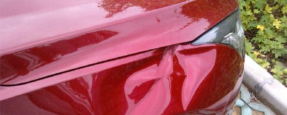 车门棱角磕掉了一点漆