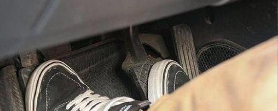 离合刹车一起踩的后果