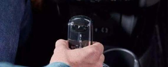 自动挡红灯挂n档伤车吗