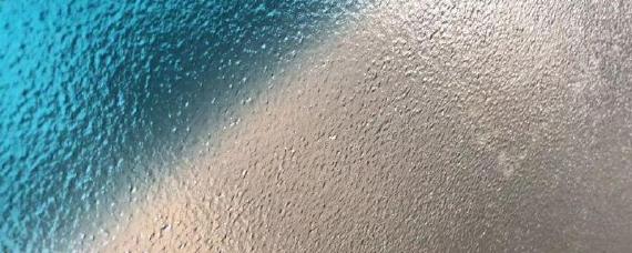 车玻璃结冰可以用热水吗