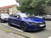 近日，在社交网络上曝光了一组大众Arteon R猎装版（Shooting Brake）的实车照。据悉，新车外观虽然与标准版变化不是特...