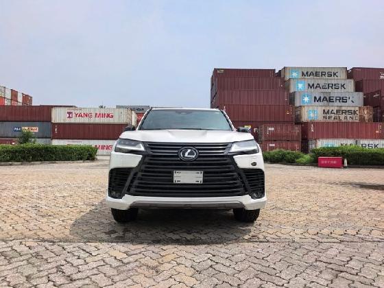 2025款加版LX700h内饰设计豪华宽敞明亮