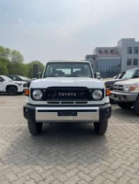 2024款 丰田酷路泽70系列 2.8T LC71 柴油 铁轮 卤素大灯