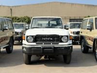 2024款 丰田酷路泽70系列 2.8T LC71 柴油 铁轮 卤素大灯