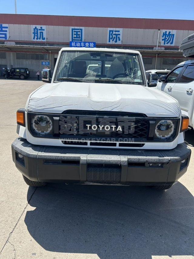 中东版2025款 丰田酷路泽LC71 2.8T 柴油