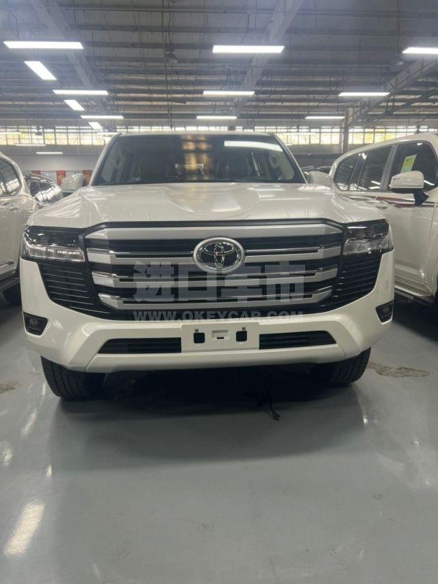中东版2025款 丰田酷路泽4000 4.0L GX-R 8气 18轮 丝绒