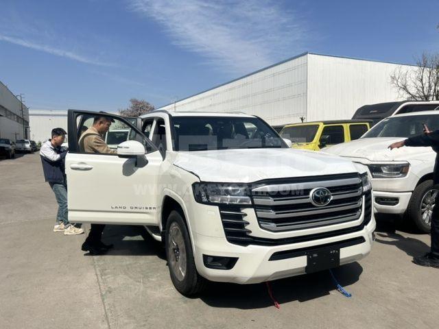 中东版2025款 丰田酷路泽3500 3.5T GX-R 20轮 JBL 前通风 雷测 High科威特