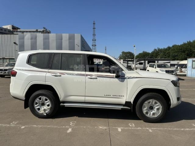 中东版2025款 丰田酷路泽4000 4.0L 4气 17铁轮 无绞盘