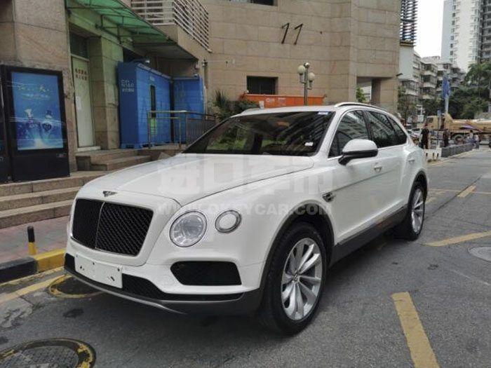 实拍20款宾利添越冰川白纯净优雅v8性能澎湃