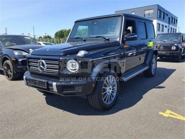 相对与有陆地巡洋舰之称的兰德酷路泽,轴距更段,奔驰g级一直采用复古